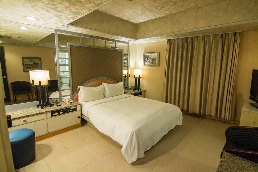 Katherine Plaza Hotel Kaohsiung Exteriör bild