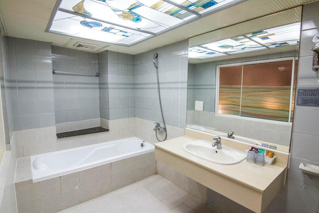 Katherine Plaza Hotel Kaohsiung Exteriör bild
